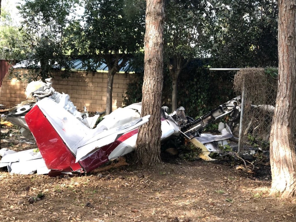 В Калифорнии легкомоторный самолет врезался в дом, есть жертвы (ФОТО)