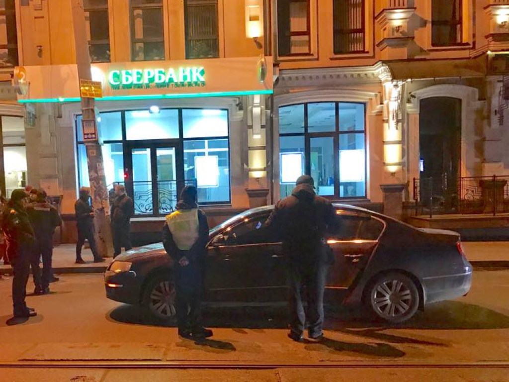 «Пьяное» ДТП на Подоле в Киеве: авто диппредставительства РФ протаранило припаркованное такси (ФОТО)