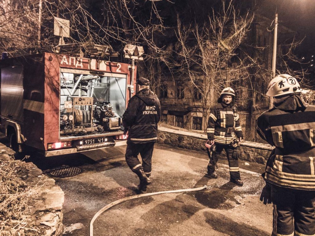 На Подоле в Киеве горело старинное заброшенное здание, где ночевали бездомные (ФОТО)