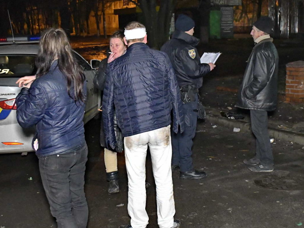 Иностранцы напали на семью в Святошинском районе Киева, отцу и сыну понадобилась помощь медиков (ФОТО)