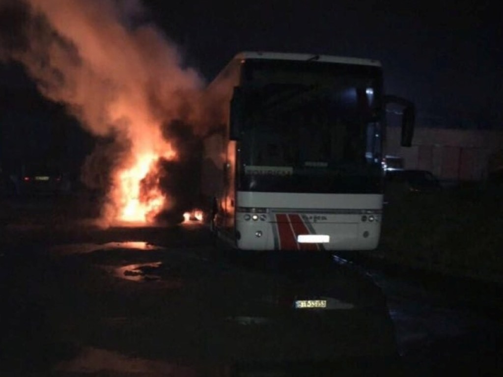 Ночью во Львове неизвестные подожгли автобус с польскими номерами (ФОТО)