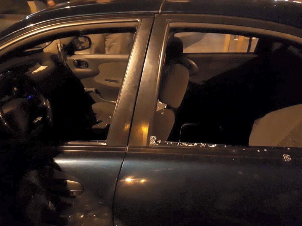 Во Львове группа пьяных парней разбила автомобиль такси (ФОТО)