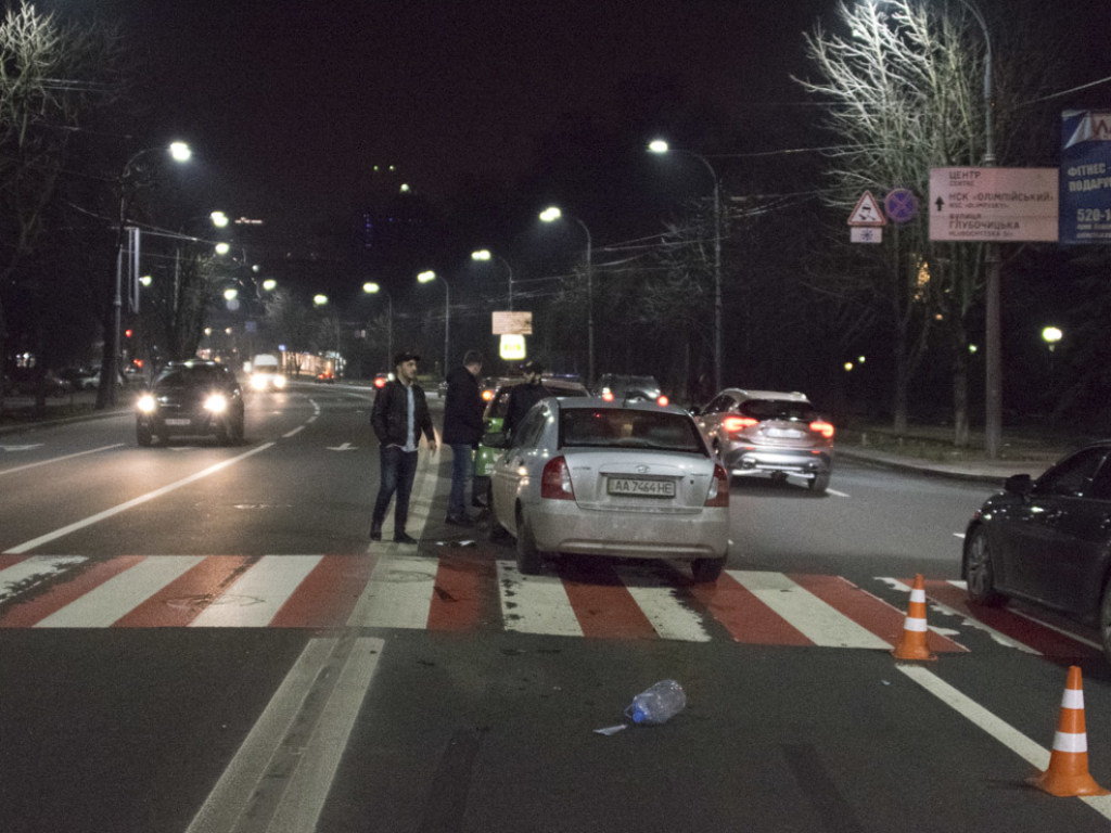 На Воздухофлотском проспекте в Киеве столкнулись такси Uber и курьерское авто (ФОТО)