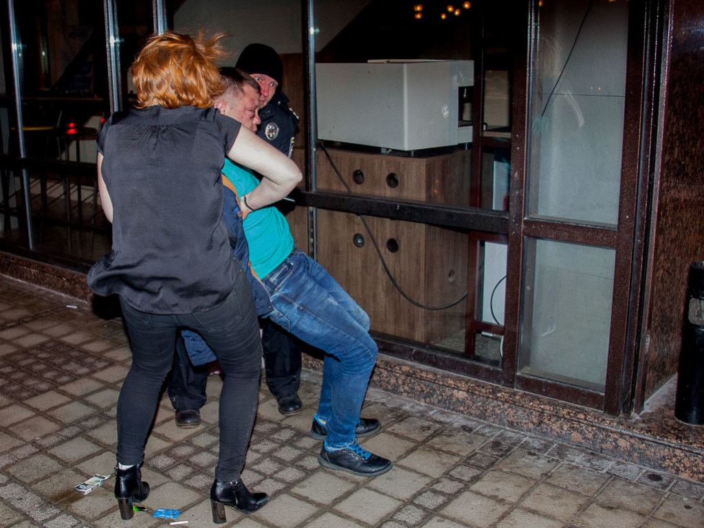В ночном клубе Днепра посетитель бил посуду и переворачивал столы, дебошира заковали в наручники (ФОТО)