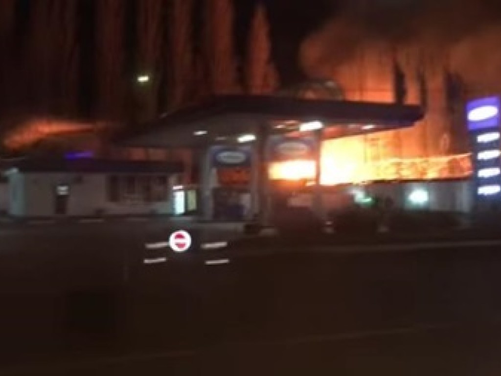 В Одессе горели склады возле АЗС (ФОТО, ВИДЕО)