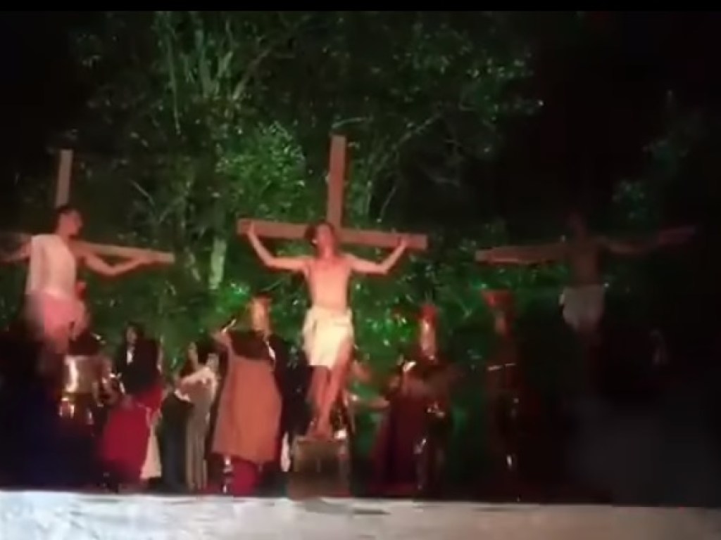 На спектакле «Страсти Христовы» в Бразилии зритель попытался «спасти Иисуса» (ФОТО, ВИДЕО)