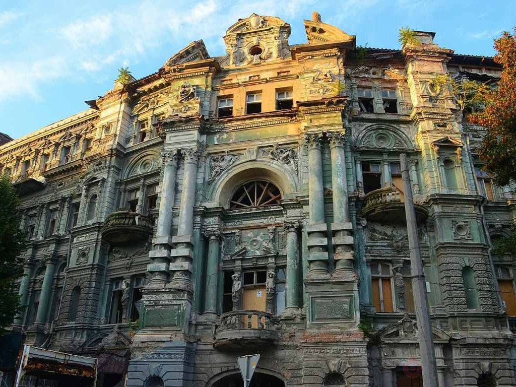 ЧП в Одессе: «реставрация» от Тарпана нанесла не только урон историческим зданиям города, но и стала причиной травмирования одессита