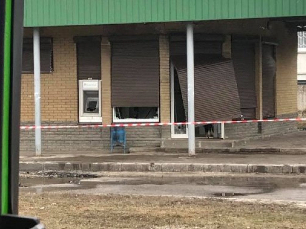 В Харькове ночью взорвали и ограбили банкомат (ФОТО)