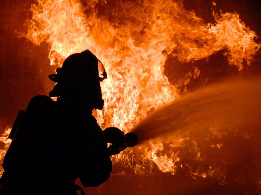 Во время пожара в жилом доме в Житомирской области погибли двое детей