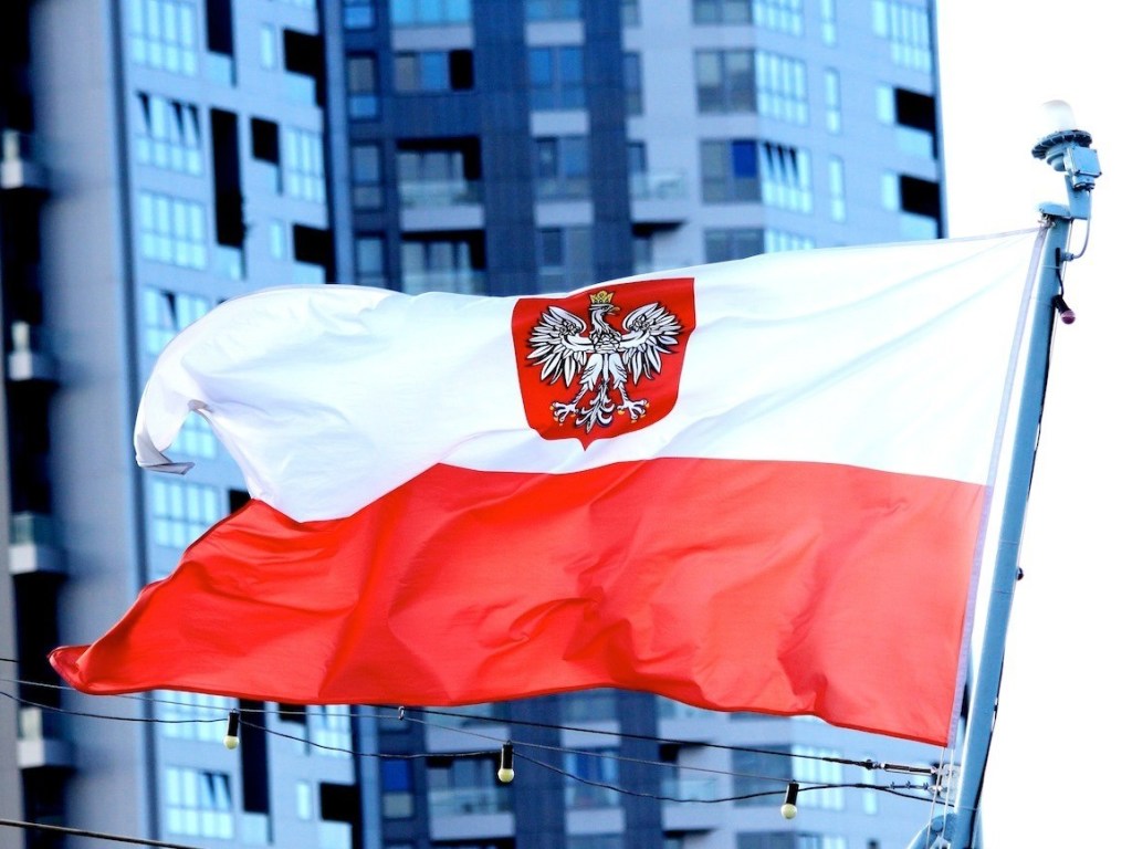 МИД Польши осудил сожжение флага под посольством в Киеве и выразил протест