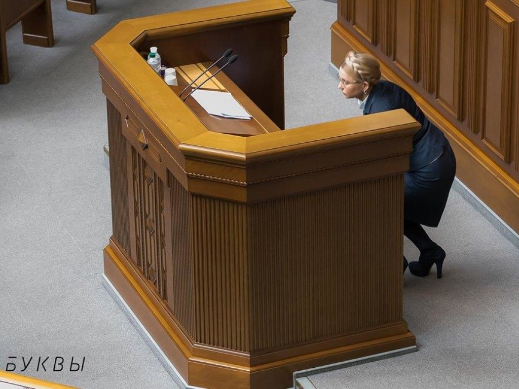 Тимошенко подловили в забавной позе за трибуной Рады (ФОТО)