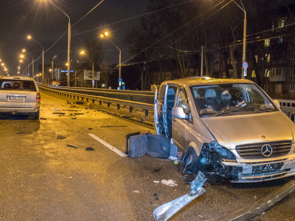 На Нивках в Киеве микроавтобус Mercedes влетел в отбойник и столкнулся с Chrysler (ФОТО, ВИДЕО)