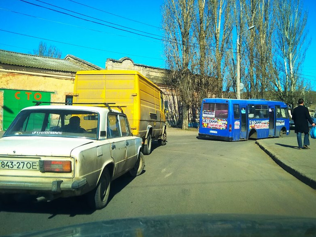 В Одессе маршрутка на остановке лишилась колеса (ФОТО)