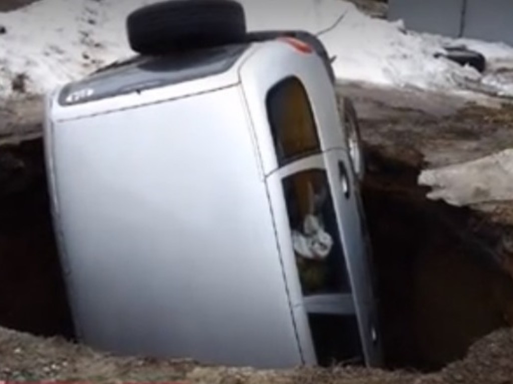 Обрушение коллектора: В Харькове авто провалилось под асфальт (ФОТО, ВИДЕО)