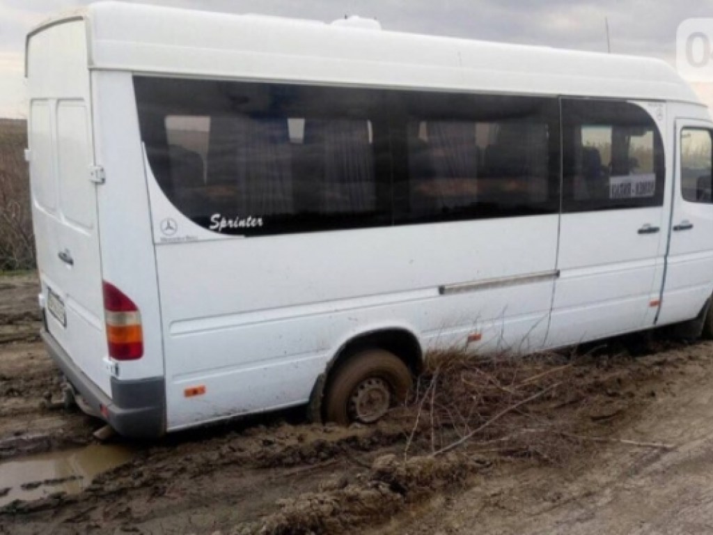 В Одесской области «утонул» в грязи рейсовый автобус (ФОТО, ВИДЕО)