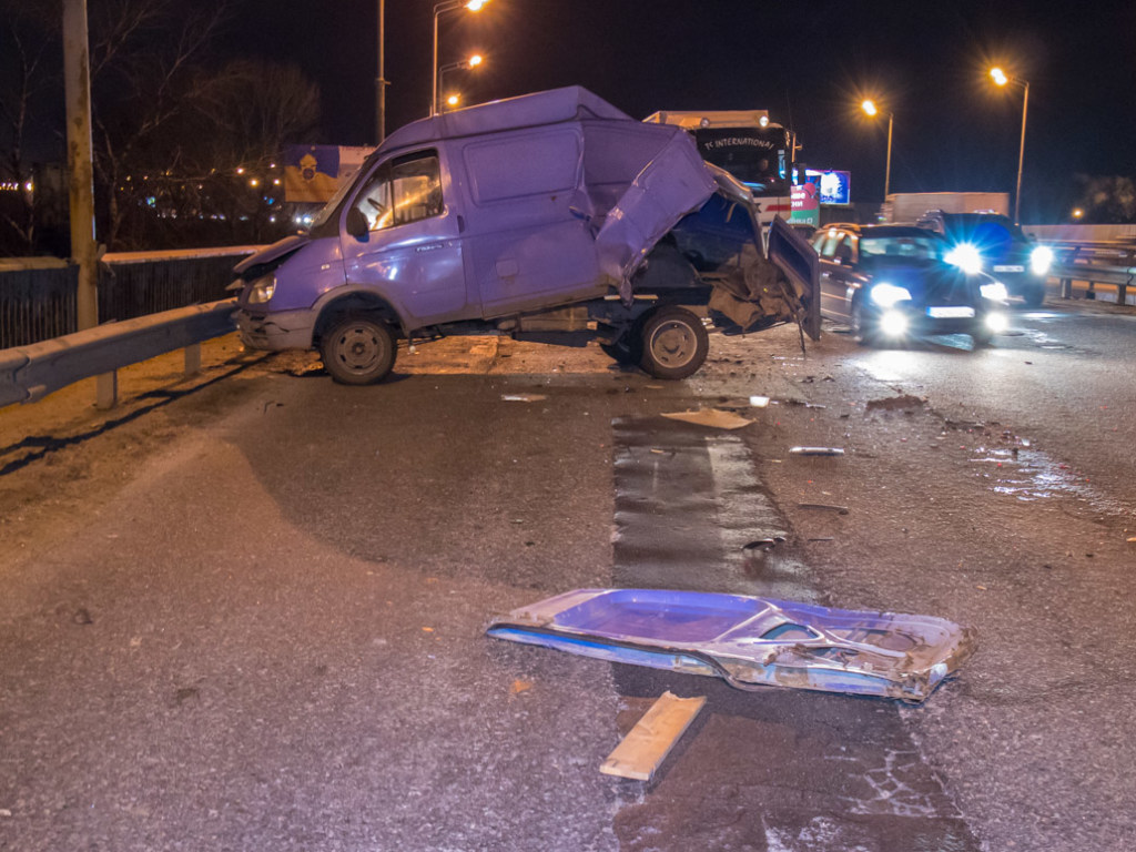 На Южном мосту в Киеве грузовик протаранил «Газель» (ФОТО)