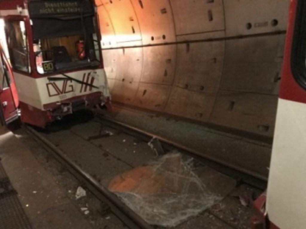 В Германии столкнулись два поезда метро, ​​более трех десятков пострадавших (ФОТО)