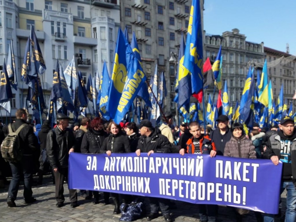 В центре Киева проходит марш националистов, движение авто в квартале ограничили (ФОТО, ВИДЕО)