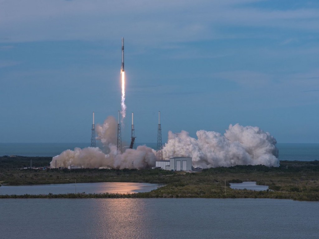 Space X запустила ракету Falcon 9 с грузом для МКС (ФОТО, ВИДЕО)
