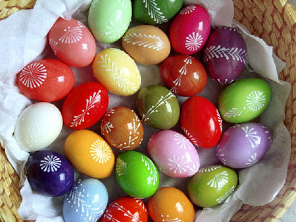 Для окрашивания пасхальных яиц лучше использовать не красители, а куркуму, ягоды черники или брусничный морс