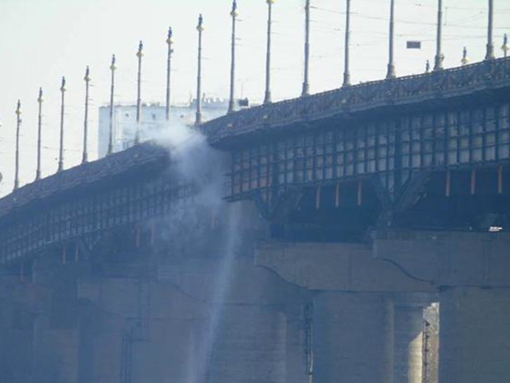 На мосту Патона в столице произошла авария на инженерных сетях «Киевэнерго»