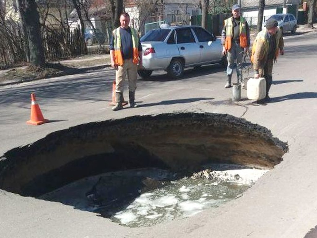 В Житомире посреди улицы образовалась огромная яма (ФОТО)