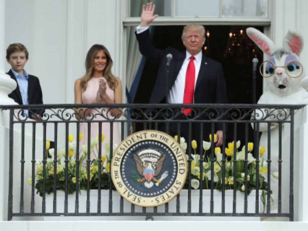 Мелания, президент Трамп и Пасхальный кролик принимали гостей на лужайке Белого дома (ФОТО, ВИДЕО)