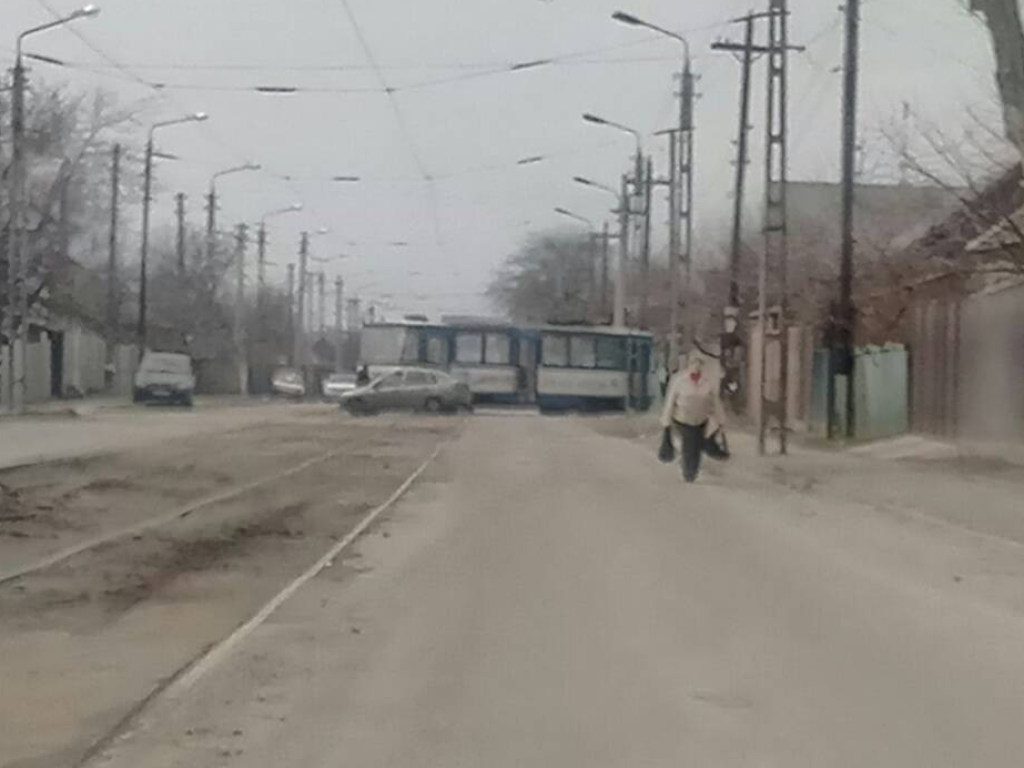 В Запорожье сошел с рельсов трамвай (ФОТО)