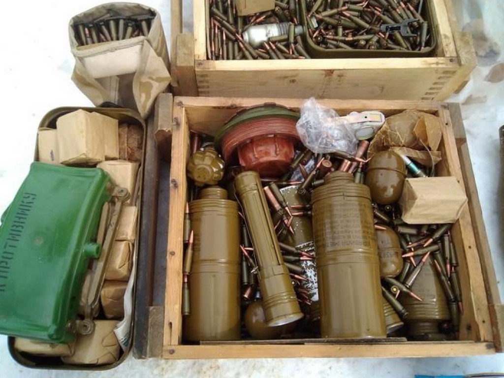 СБУ обнаружила три тайника с оружием и боеприпасами в зоне АТО (ФОТО)
