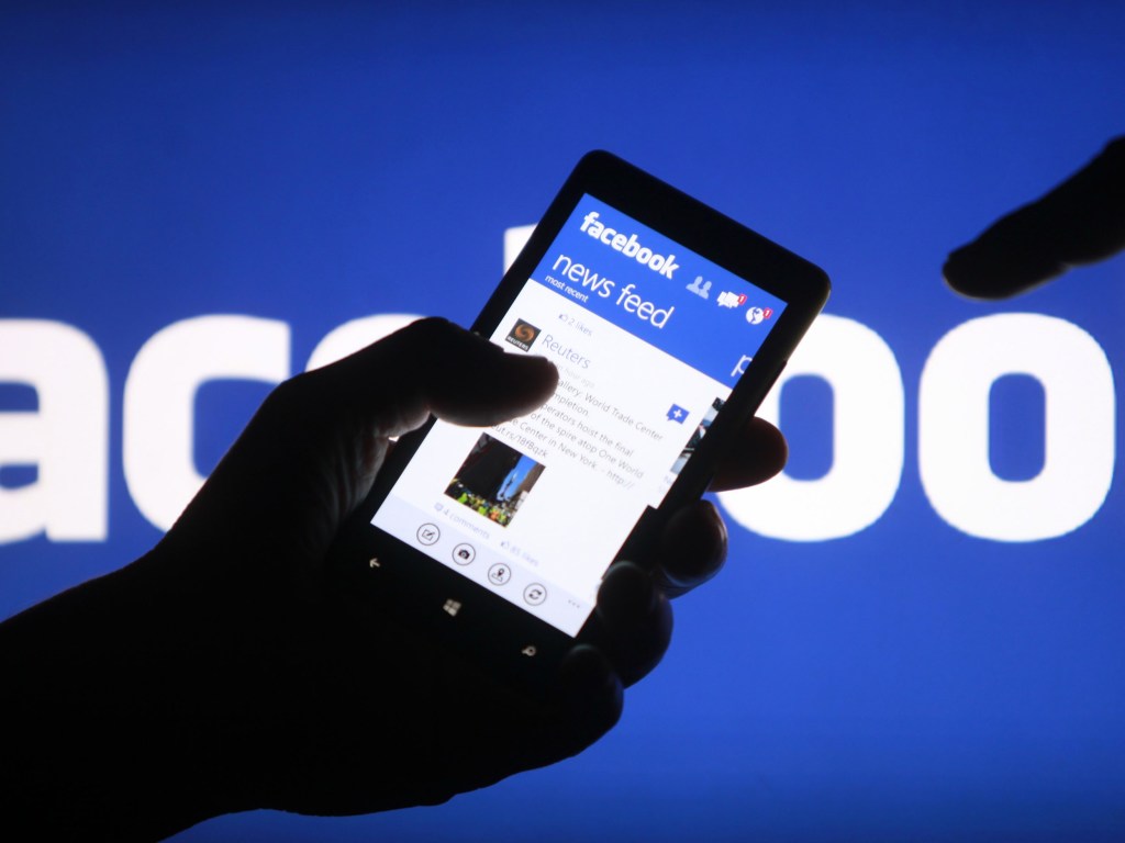 Facebook сканирует личные сообщения пользователей &#8212; Bloomberg 