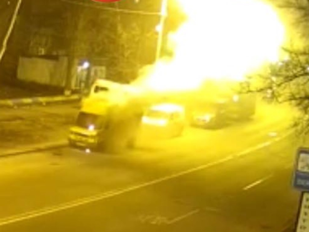Ночью на Березняках в Киеве сгорел микроавтобус (ФОТО)