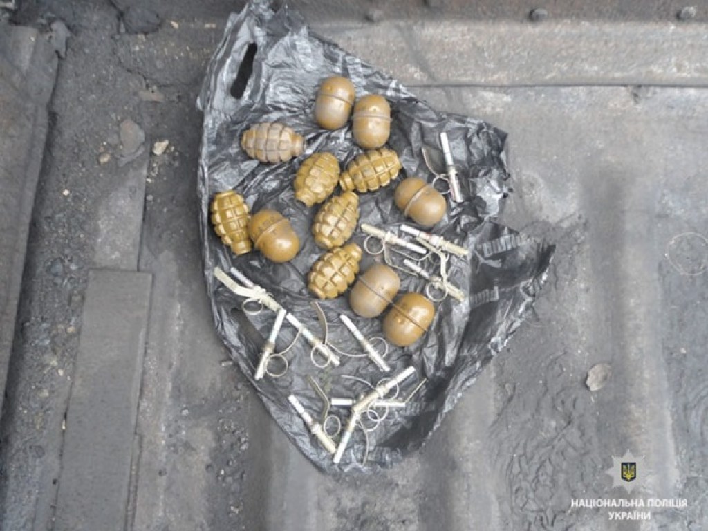 Под Полтавой в вагоне поезда нашли боевые гранаты (ФОТО)