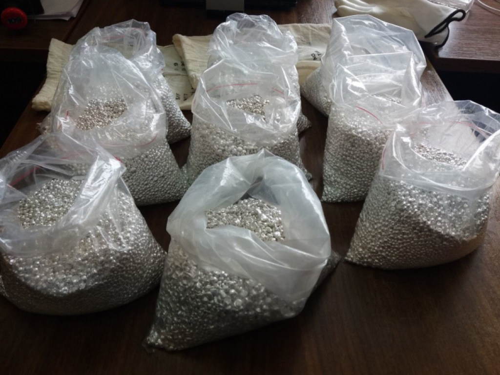 В аэропорту Запорожья выявили контрабанду 45 килограммов серебра (ФОТО)
