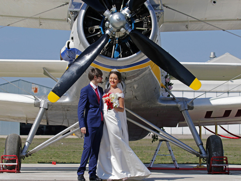 Пара из Одессы первыми в Украине сыграли свадьбу на борту самолета (ФОТО, ВИДЕО)