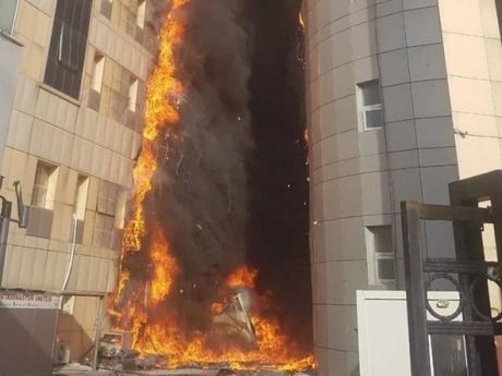 В Стамбуле горит больница: огонь охватил несколько этажей, более 70 пострадавших (ФОТО, ВИДЕО)