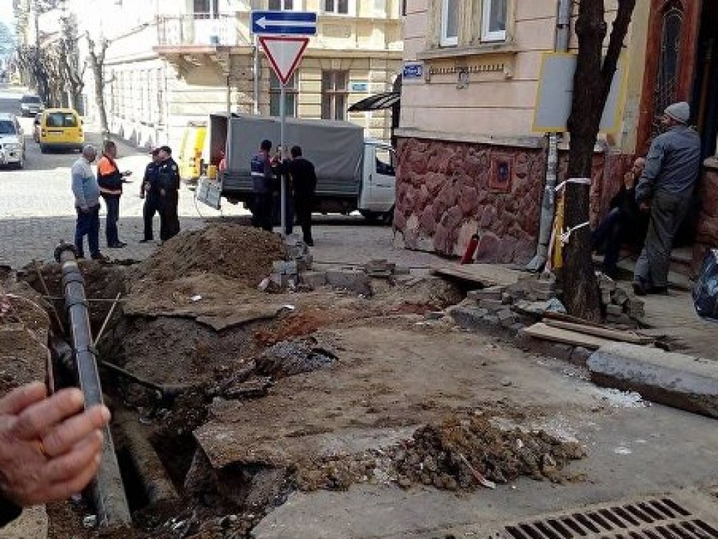 В Черновцах на газопроводе прогремел взрыв, повреждены несколько авто (ФОТО)