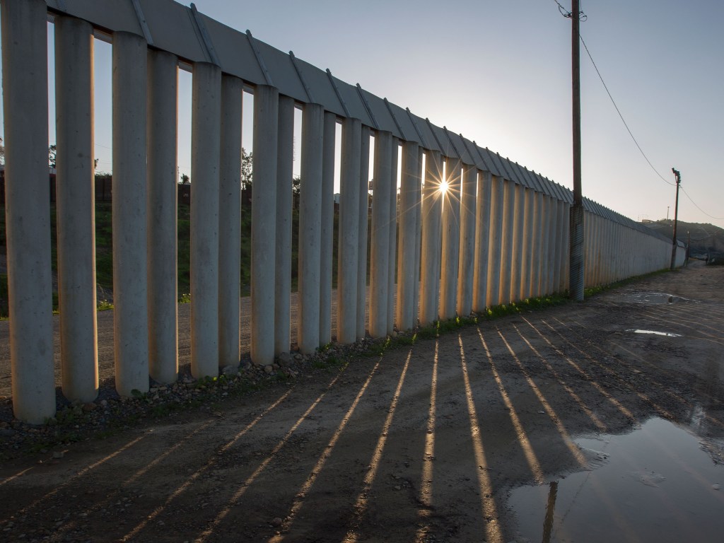 Трамп распорядился отправить нацгвардию на границу с Мексикой