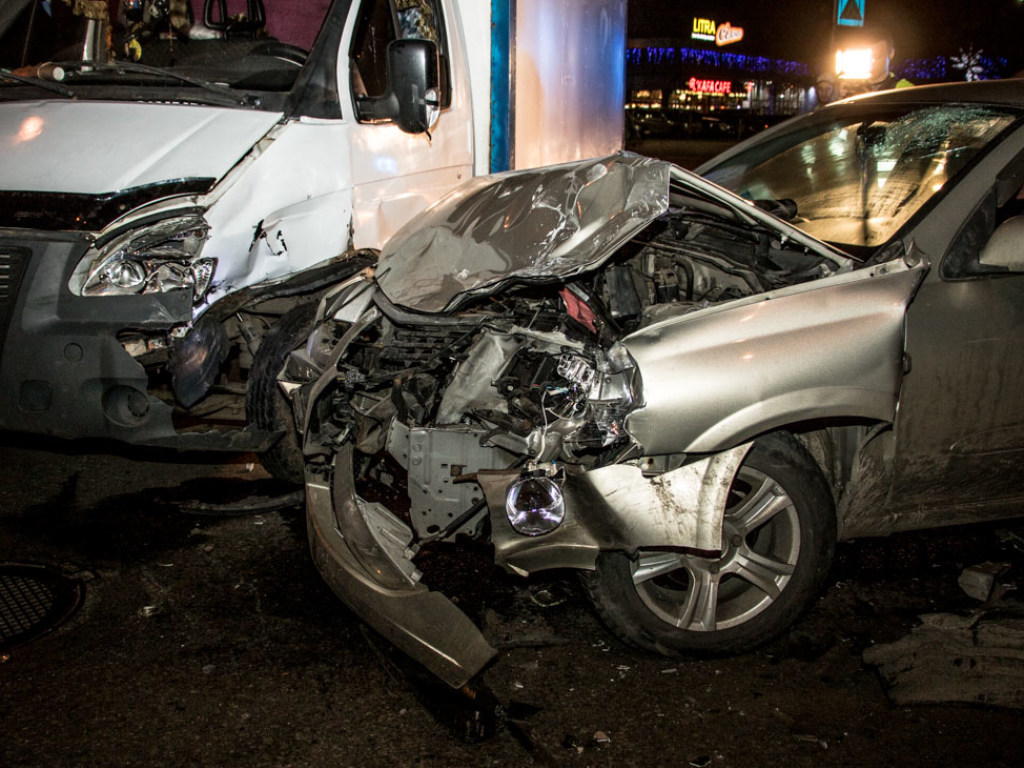 На Оболони в Киеве на перекрестке не поделили дорогу «Газель» и Nissan, есть пострадавшие (ФОТО, ВИДЕО)