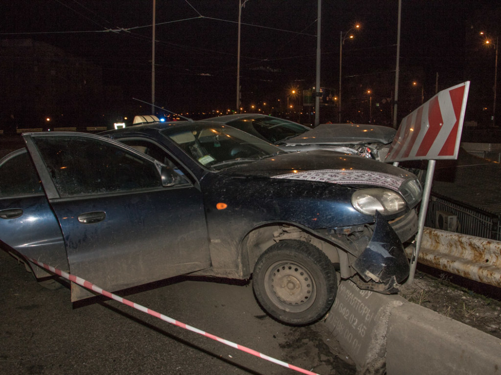 На Троещине в Киеве нетрезвый таксист устроил ДТП, два авто оказались на отбойнике (ФОТО, ВИДЕО)
