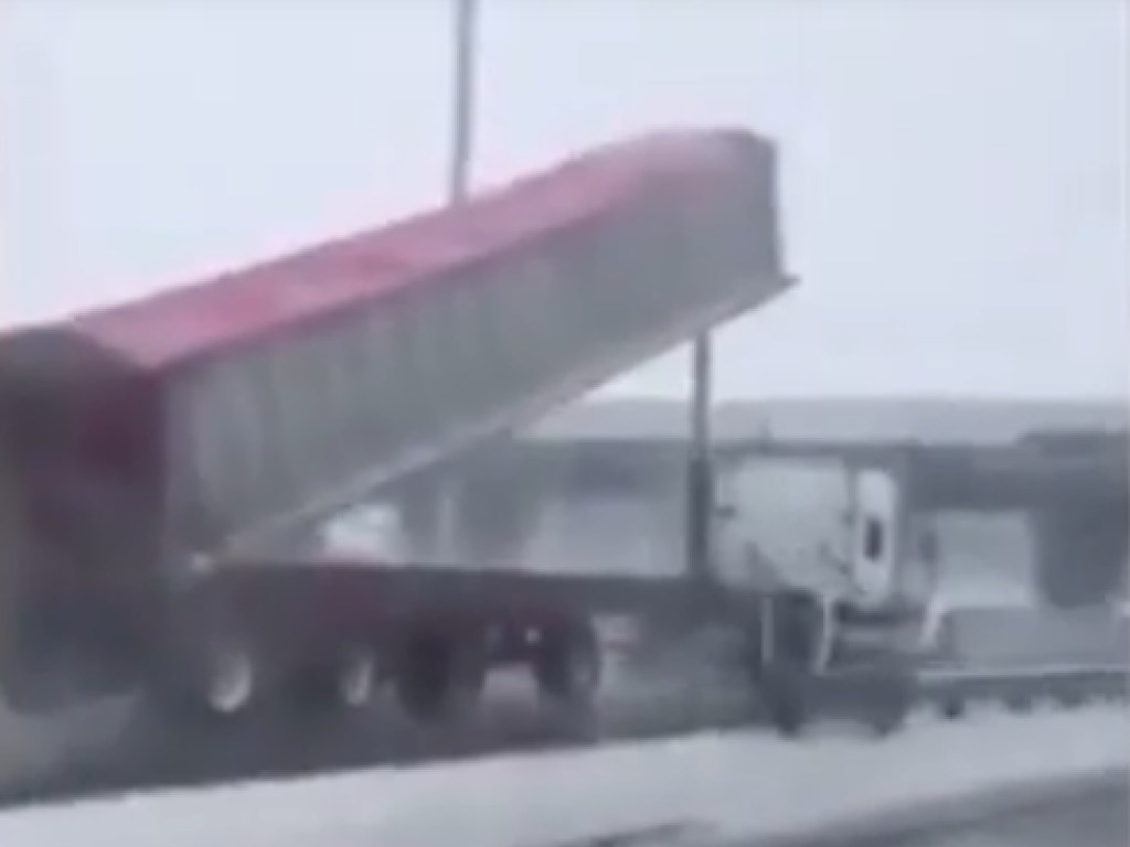 В Канаде грузовик с поднятым кузовом врезался в мост (ВИДЕО)