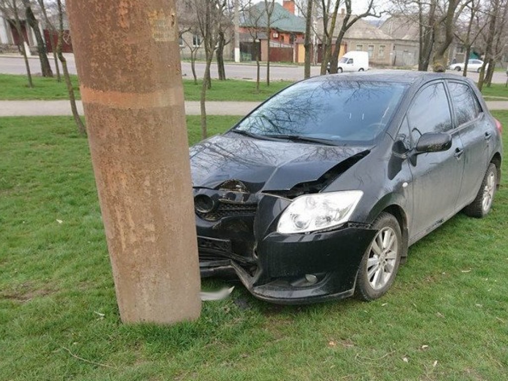 В Николаеве «слетевший» с дороги автомобиль Toyota врезался в столб (ФОТО)