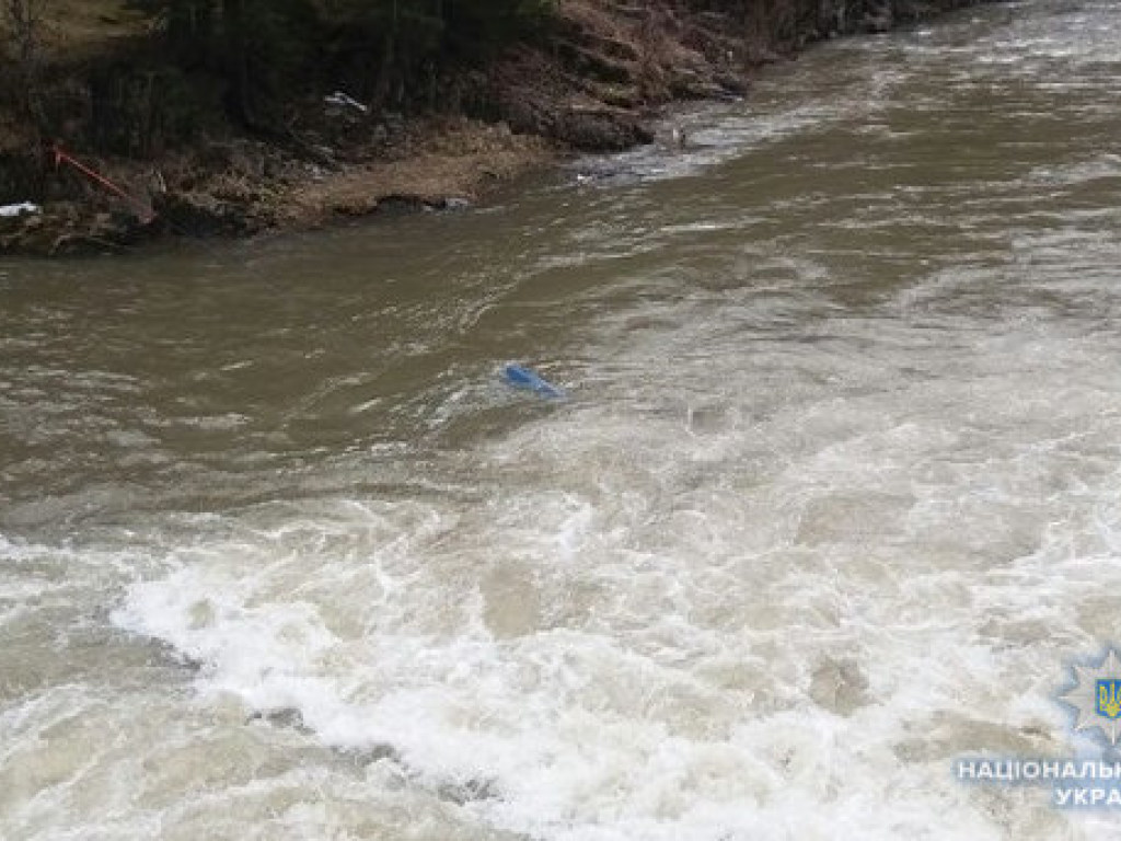 На Закарпатье водитель утопил «шестерку» в горной реке и погиб (ФОТО)