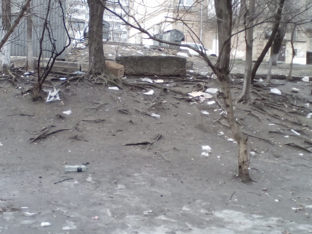 Мусор и бомжи во дворах Киева: каким увидели город люди перед Пасхой (ФОТО)