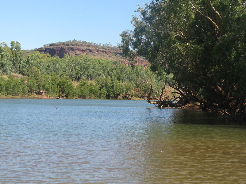 Сел на мель: лодку австралийского рыбака взял на буксир вертолет (ВИДЕО)