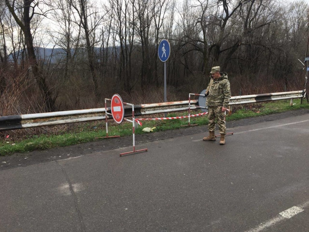 На украино-румынской границе пограничники нашли пакет с оружием (ФОТО)