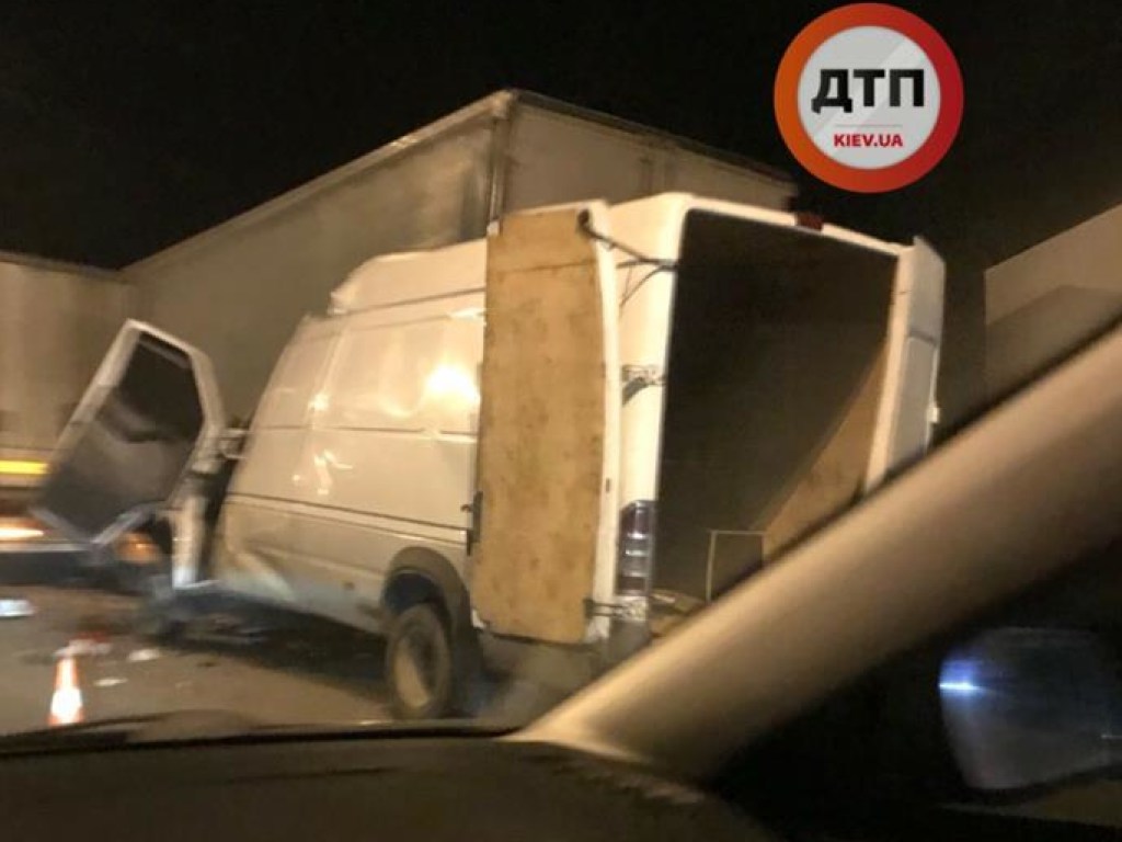 Крупное ДТП на трассе «Киев-Харьков»: столкнулись грузовик и микроавтобус (ФОТО)