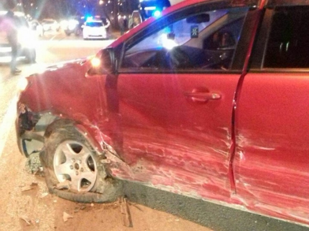 Во Львове из-за пьяного помощника экс-нардепа столкнулись шесть автомобилей (ФОТО)