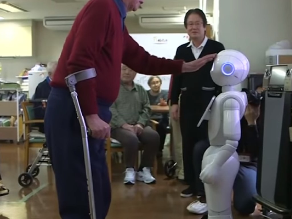 Японские роботы начали заботиться о пенсионерах (ВИДЕО)