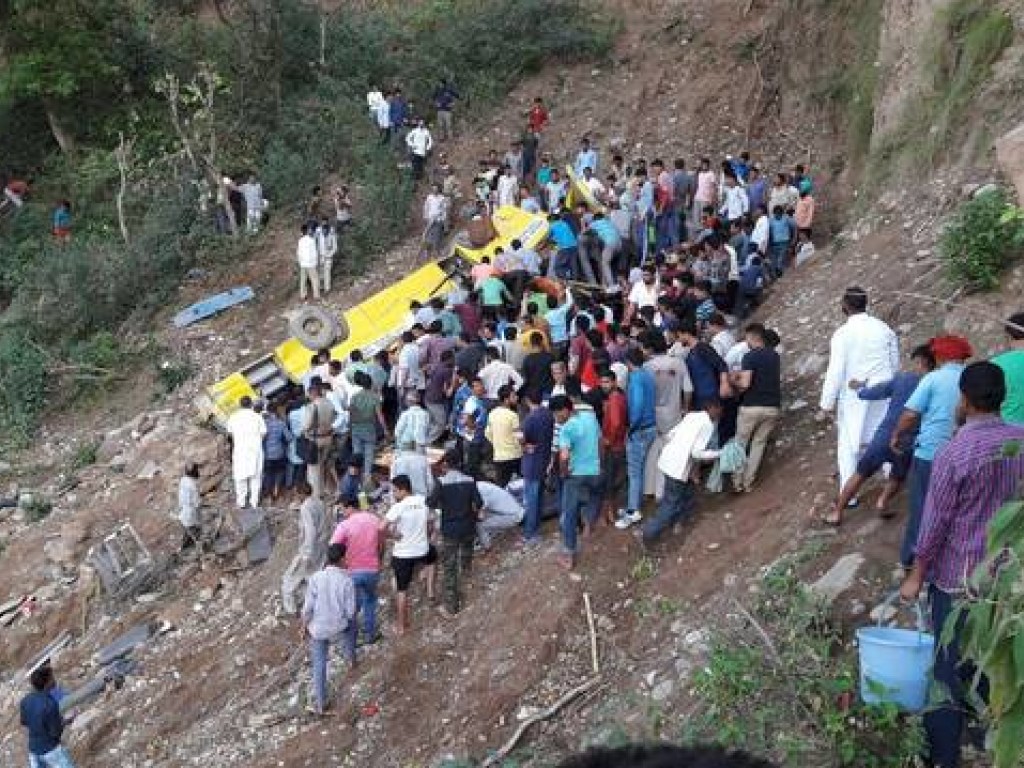 В Индии автобус с детьми рухнул в ущелье с 30-метрововй высоты, десятки погибших (ФОТО)