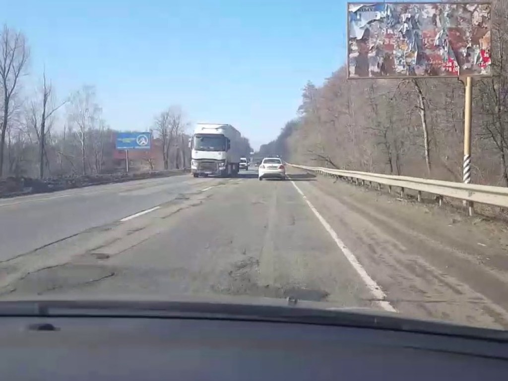 В Сети показали ужасные ямы на трассе Одесса-Киев (ВИДЕО)
